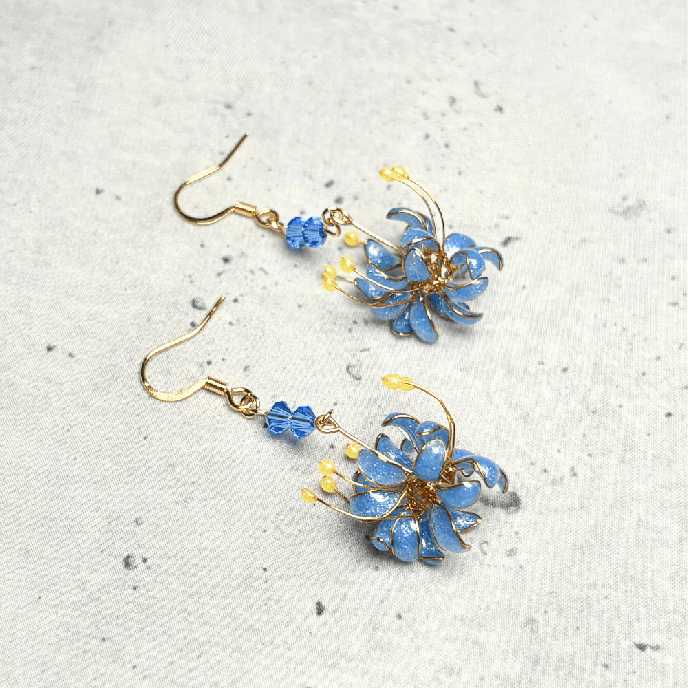 【彼岸花／曼珠沙華】イヤリング ブルー／ニッケルフリー／青い2粒のストーン／レジン×ワイヤー／幻想的な青／和装／受注製作 | 6枚目